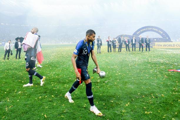 前中国足球 前中国足球